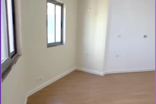 Shtepi ne shitje Apartament ne Fier, 3+1, Mobilimi Bosh, pa mobiluar, Pagesa 91,000  Euro.