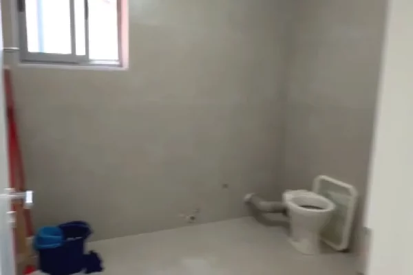 Shtepi ne shitje Apartament ne Fier, 3+1, Mobilimi Bosh, pa mobiluar, Pagesa 91,000  Euro.