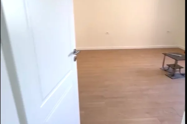 Shtepi ne shitje Apartament ne Fier, 3+1, Mobilimi Bosh, pa mobiluar, Pagesa 91,000  Euro.