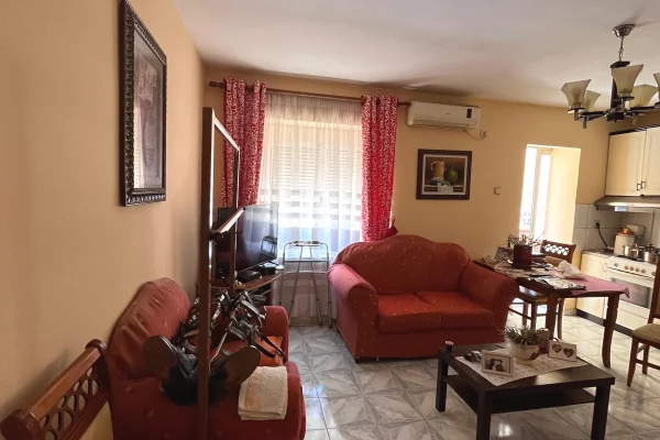 Shtepi ne shitje Apartament ne Vlore, 2+1, Mobilimi Pjeserisht e mobiluar, Pagesa 11,000,000  Leke.
