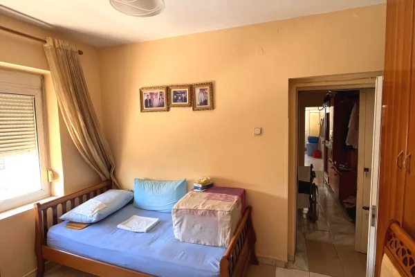 Shtepi ne shitje Apartament ne Vlore, 2+1, Mobilimi Pjeserisht e mobiluar, Pagesa 11,000,000  Leke.