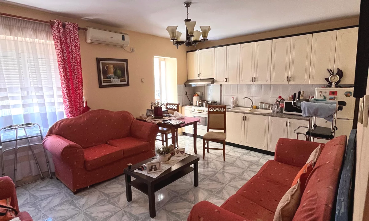 Shtepi ne shitje Apartament ne Vlore, 2+1, Mobilimi Pjeserisht e mobiluar, Pagesa 11,000,000  Leke.