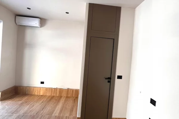 Jepet me qira ambient biznesi prane Shkolles se Naftes, Vlore.