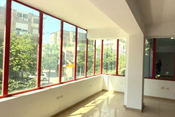 Ambient biznesi me qera 1+1 ne Vlore - 40,000 Leke