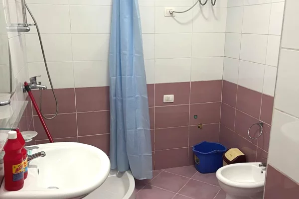 Shtepi me qera Apartament ne Tirane, Garsoniere, Mobilimi E mobiluar, Pagesa 35,000  Leke.
