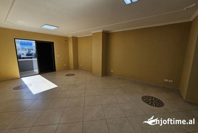 Ambiente Commerciale in Affitto 3+1 a Tirana - 1,250 Euro