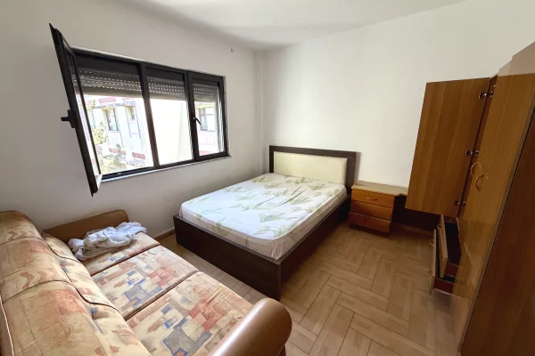 Shtepi me qera Apartament ne Tirane, 2+1, Mobilimi Pjeserisht e mobiluar, Pagesa 40,000  Leke.