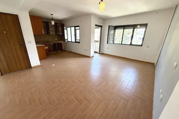 Shtepi me qera Apartament ne Tirane, 2+1, Mobilimi Pjeserisht e mobiluar, Pagesa 40,000  Leke.