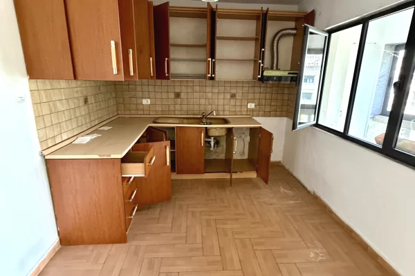 Shtepi me qera Apartament ne Tirane, 2+1, Mobilimi Pjeserisht e mobiluar, Pagesa 40,000  Leke.