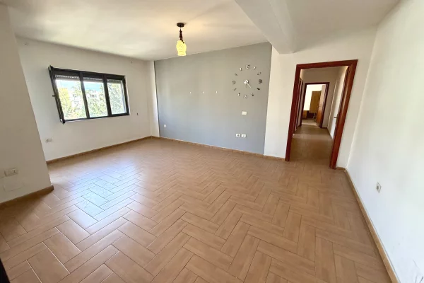Shtepi me qera Apartament ne Tirane, 2+1, Mobilimi Pjeserisht e mobiluar, Pagesa 40,000  Leke.
