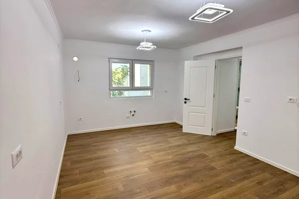 Shtepi ne shitje Apartament ne Tirane, 1+1, Mobilimi Bosh, pa mobiluar, Pagesa 118,000  Euro.