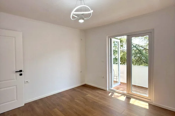 Shtepi ne shitje Apartament ne Tirane, 1+1, Mobilimi Bosh, pa mobiluar, Pagesa 118,000  Euro.