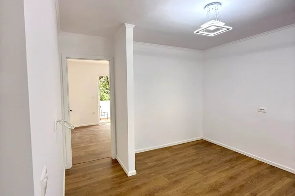 Shtepi ne shitje Apartament ne Tirane, 1+1, Mobilimi Bosh, pa mobiluar, Pagesa 118,000  Euro.