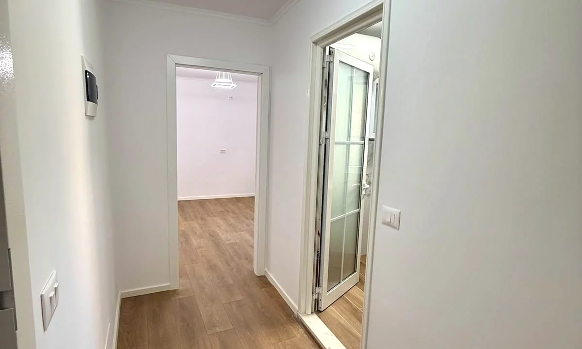 Shtepi ne shitje Apartament ne Tirane, 1+1, Mobilimi Bosh, pa mobiluar, Pagesa 118,000  Euro.