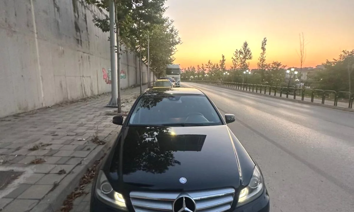 Makina ne shitje ne Durres, Mercedes-Benz, 2012 Diesel,Kambio Automatik Pagesa 7,000  Euro.