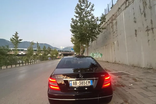 Makina ne shitje ne Durres, Mercedes-Benz, 2012 Diesel,Kambio Automatik Pagesa 7,000  Euro.