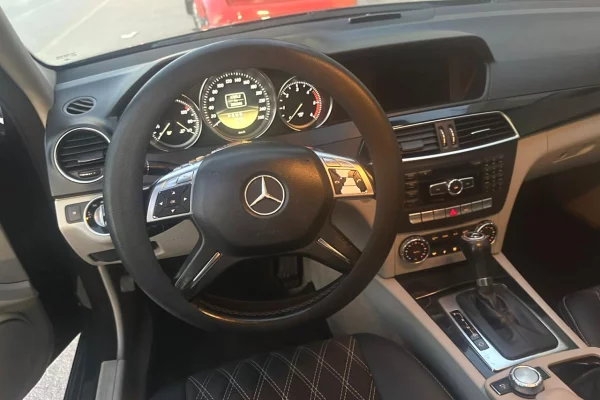 Makina ne shitje ne Durres, Mercedes-Benz, 2012 Diesel,Kambio Automatik Pagesa 7,000  Euro.