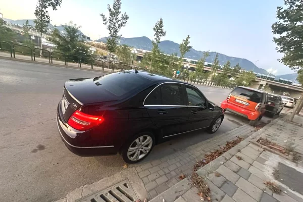 Makina ne shitje ne Durres, Mercedes-Benz, 2012 Diesel,Kambio Automatik Pagesa 7,000  Euro.
