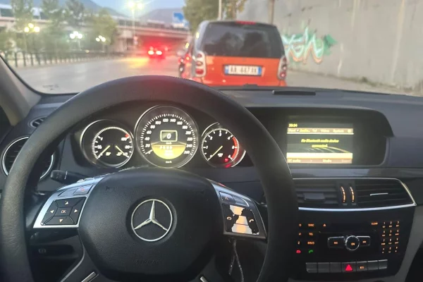 Makina ne shitje ne Durres, Mercedes-Benz, 2012 Diesel,Kambio Automatik Pagesa 7,000  Euro.