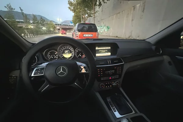 Makina ne shitje ne Durres, Mercedes-Benz, 2012 Diesel,Kambio Automatik Pagesa 7,000  Euro.