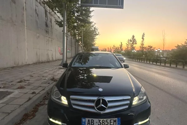 Makina ne shitje ne Durres, Mercedes-Benz, 2012 Diesel,Kambio Automatik Pagesa 7,000  Euro.