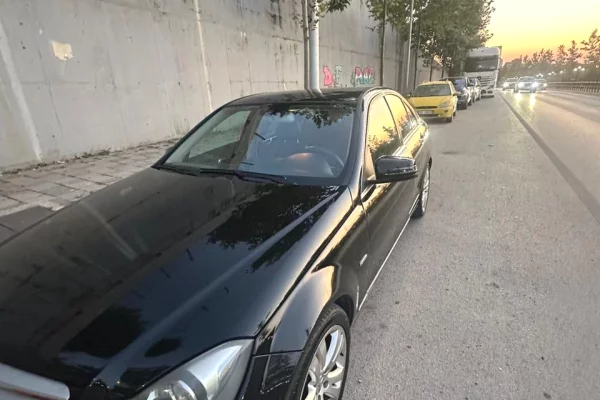 Makina ne shitje ne Durres, Mercedes-Benz, 2012 Diesel,Kambio Automatik Pagesa 7,000  Euro.