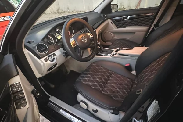 Makina ne shitje ne Durres, Mercedes-Benz, 2012 Diesel,Kambio Automatik Pagesa 7,000  Euro.