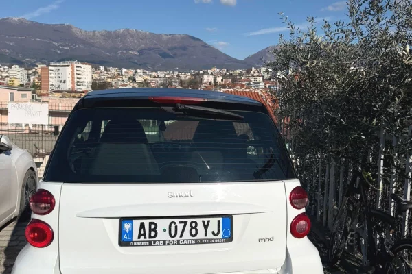 Makina ne shitje ne Tirane, Smart, 2012 Benzine,Kambio Automatik Pagesa 2,800  Euro.