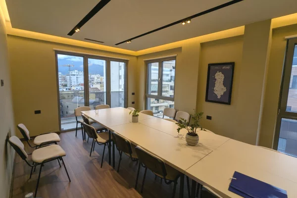Ambient biznesi me qera 3+1 ne Tirane - 180,000 Leke