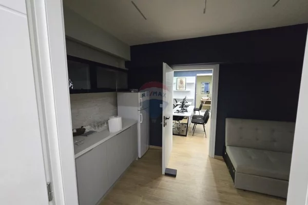 Dyqan ne Shitje Komuna Parisit Qendra Kristal 