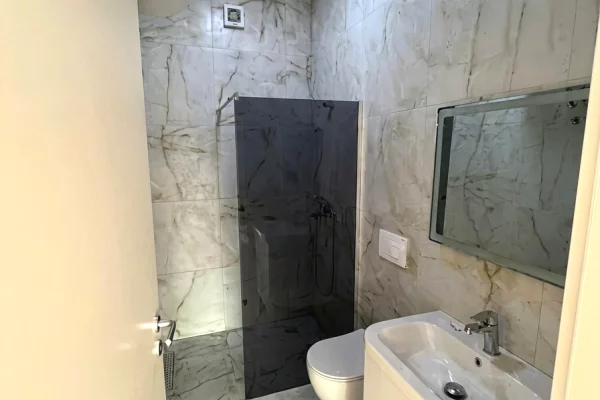 Shtepi me qera Apartament ne Tirane, 2+1, Mobilimi E mobiluar, Pagesa 650  Euro.