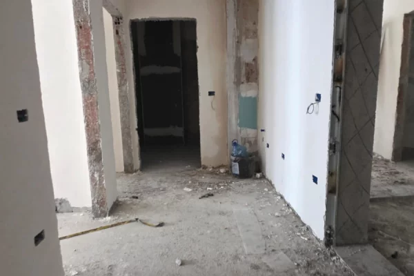 Shtepi ne shitje Apartament ne Tirane, 1+1, Mobilimi Bosh, pa mobiluar, Pagesa 110,000  Euro.