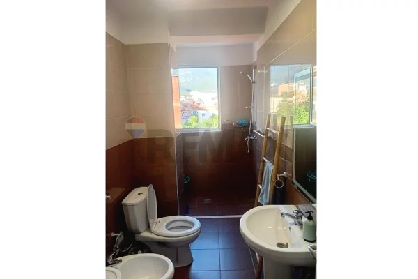 Shtepi ne shitje Apartament ne Tirane, 2+1, Mobilimi E mobiluar, Pagesa 140,000  Euro.