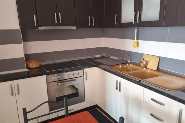 Shtepi me qera Apartament ne Tirane, 2+1, Mobilimi E mobiluar, Pagesa 40,000  Leke.
