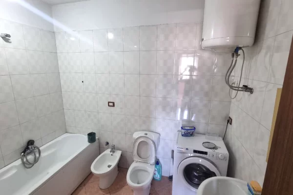 Shtepi me qera Apartament ne Tirane, 2+1, Mobilimi E mobiluar, Pagesa 40,000  Leke.