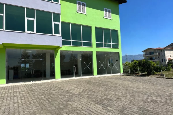 Ambient biznesi me qera 3+1 ne Tirane - 90,000 Leke