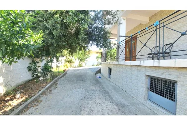 Shtepi ne shitje Vila Luksoze ne Vlore, 3+1, Mobilimi E mobiluar, Pagesa 280,000  Euro.