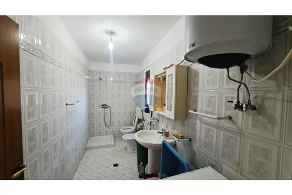 Shtepi ne shitje Vila Luksoze ne Vlore, 3+1, Mobilimi E mobiluar, Pagesa 280,000  Euro.