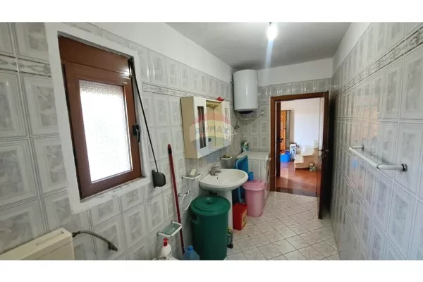 Shtepi ne shitje Vila Luksoze ne Vlore, 3+1, Mobilimi E mobiluar, Pagesa 280,000  Euro.