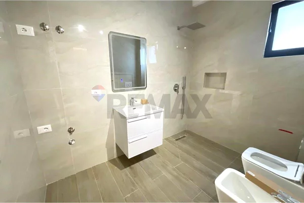 Shtepi ne shitje Apartament ne Vlore, 2+1, Mobilimi Bosh, pa mobiluar, Pagesa 141,675  Euro.