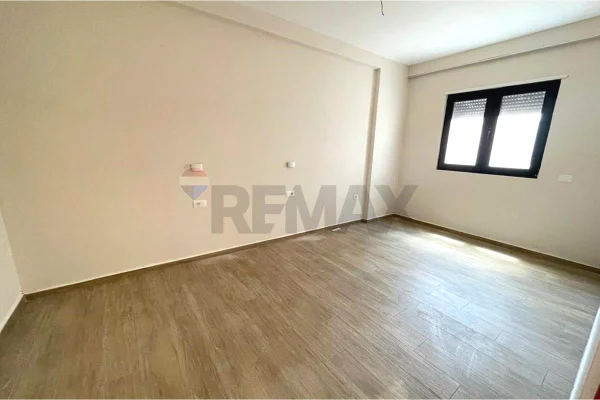 Shtepi ne shitje Apartament ne Vlore, 2+1, Mobilimi Bosh, pa mobiluar, Pagesa 141,675  Euro.