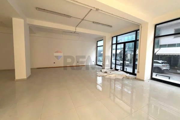 Ambient biznesi ne shitje 1+1 ne Vlore - 261,700 Euro