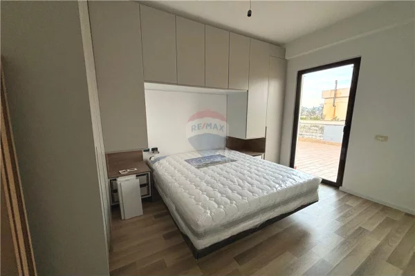 Shtepi ne shitje Papafingo(kati i catise) ne Vlore, 2+1, Mobilimi E mobiluar, Pagesa 190,000  Euro.