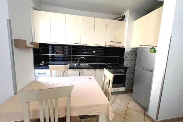Shtepi ne shitje Apartament ne Vlore, 2+1, Mobilimi Pjeserisht e mobiluar, Pagesa 158,000  Euro.