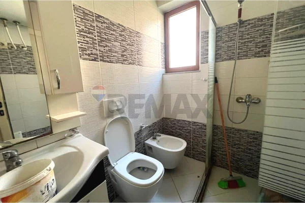 Shtepi ne shitje Apartament ne Vlore, 2+1, Mobilimi Pjeserisht e mobiluar, Pagesa 158,000  Euro.