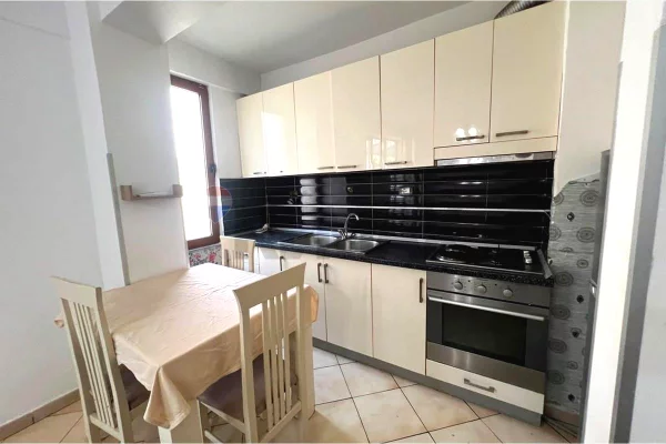 Shtepi ne shitje Apartament ne Vlore, 2+1, Mobilimi Pjeserisht e mobiluar, Pagesa 158,000  Euro.