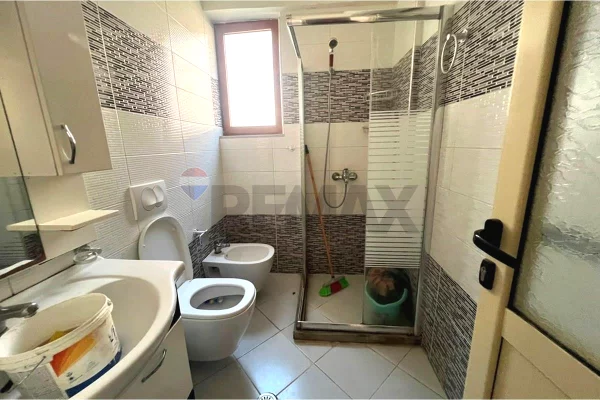 Shtepi ne shitje Apartament ne Vlore, 2+1, Mobilimi Pjeserisht e mobiluar, Pagesa 158,000  Euro.