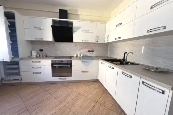 Shtepi ne shitje Apartament ne Vlore, 2+1, Mobilimi Bosh, pa mobiluar, Pagesa 138,500  Euro.