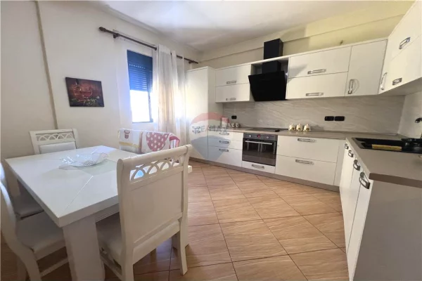 Shtepi ne shitje Apartament ne Vlore, 2+1, Mobilimi Bosh, pa mobiluar, Pagesa 138,500  Euro.