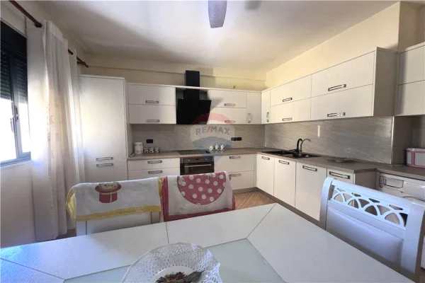 Shtepi ne shitje Apartament ne Vlore, 2+1, Mobilimi Bosh, pa mobiluar, Pagesa 138,500  Euro.